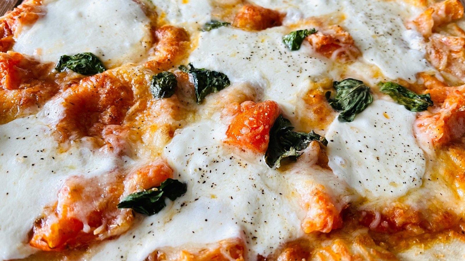 what goes on a margherita pizza traditional ingredients
